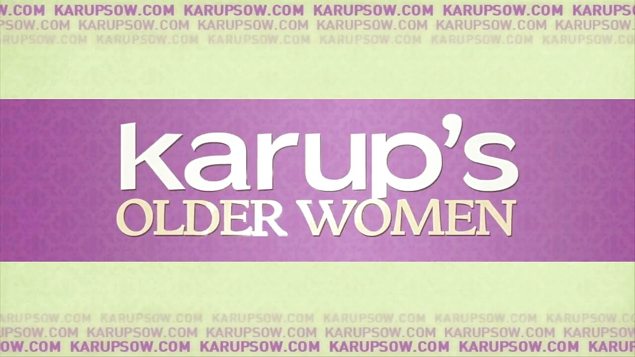 Orta yaşlı seksi kadın zoey zoey vibratörle kendini sikiyor