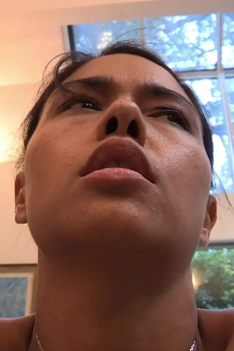 饥渴的女同性恋情妇喜欢惩罚热辣的黑发少女