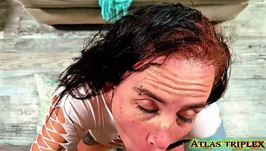 Tante semok latina ini lagi asik muasin memeknya pakai dildo sebelum dientot habis-habisan