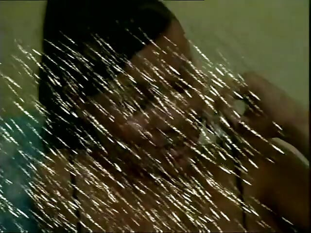 Busty trans dziewczyna w seksownych pończochach zostaje analnie wbita