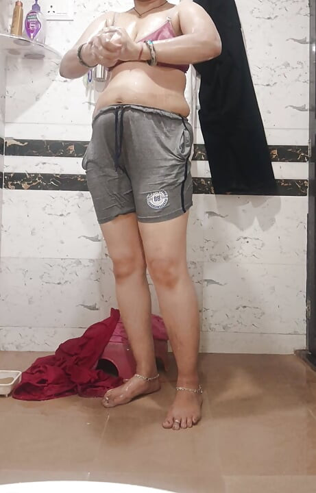 Priya bhabi bathing hot exercise