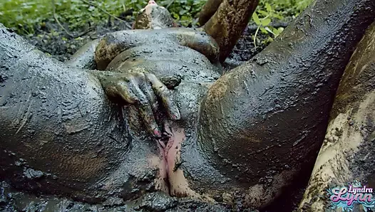 Caperucita roja en el barro del bosque - video completo