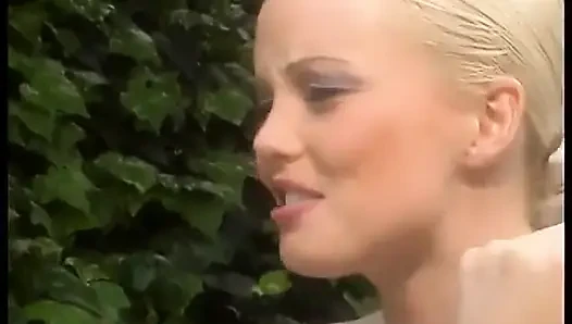 Schwarzer typ in der badewanne mit soda durch seine blondine fickt die muschi der schlampe