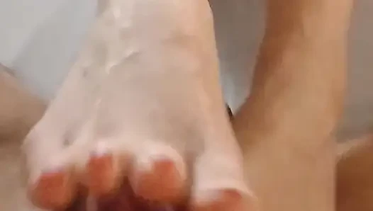 Kelly führt einen technischen footjob durch, der Dominiks schwanz zu einem squirting-orgasmus bringt.