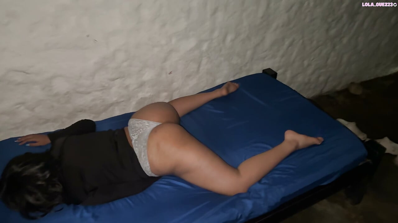 Masturbándose mientras mi hermanastra se toca