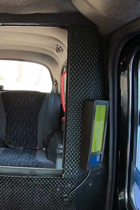 Fake Taxi - Nikki Fox炫耀她剃光的匈牙利阴户喜欢鸡巴