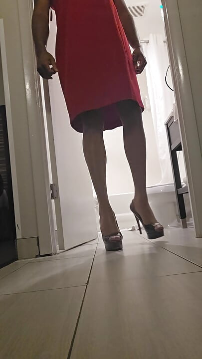 Червона сукня і підбори