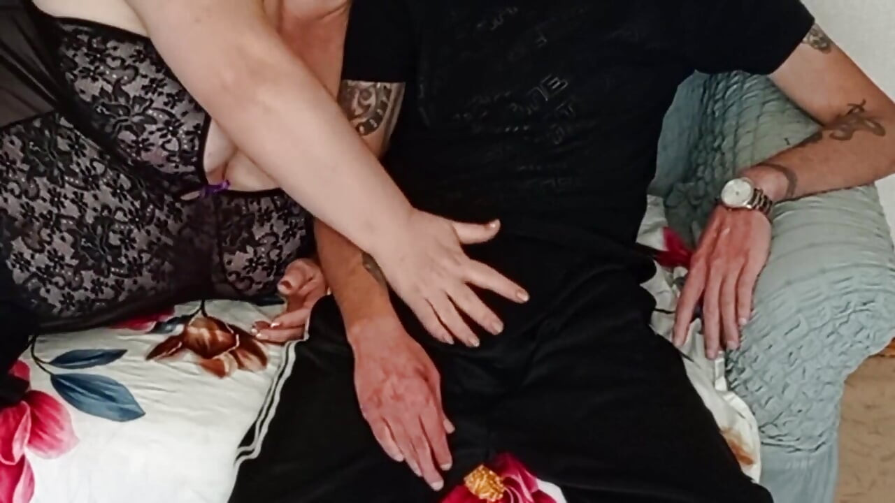 A Neighbor Gives a Deep and High-quality Blowjob Before My Cumshot in Her Mouth