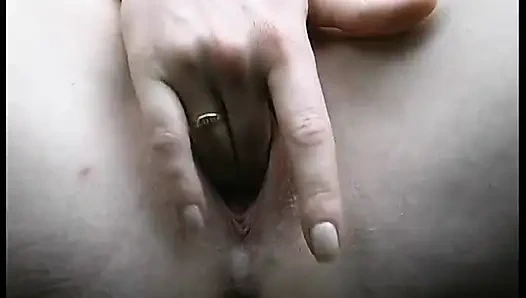 Sarışın genç kız arabalarını tamir etmeye çalışırken erkek arkadaşını sikiyor