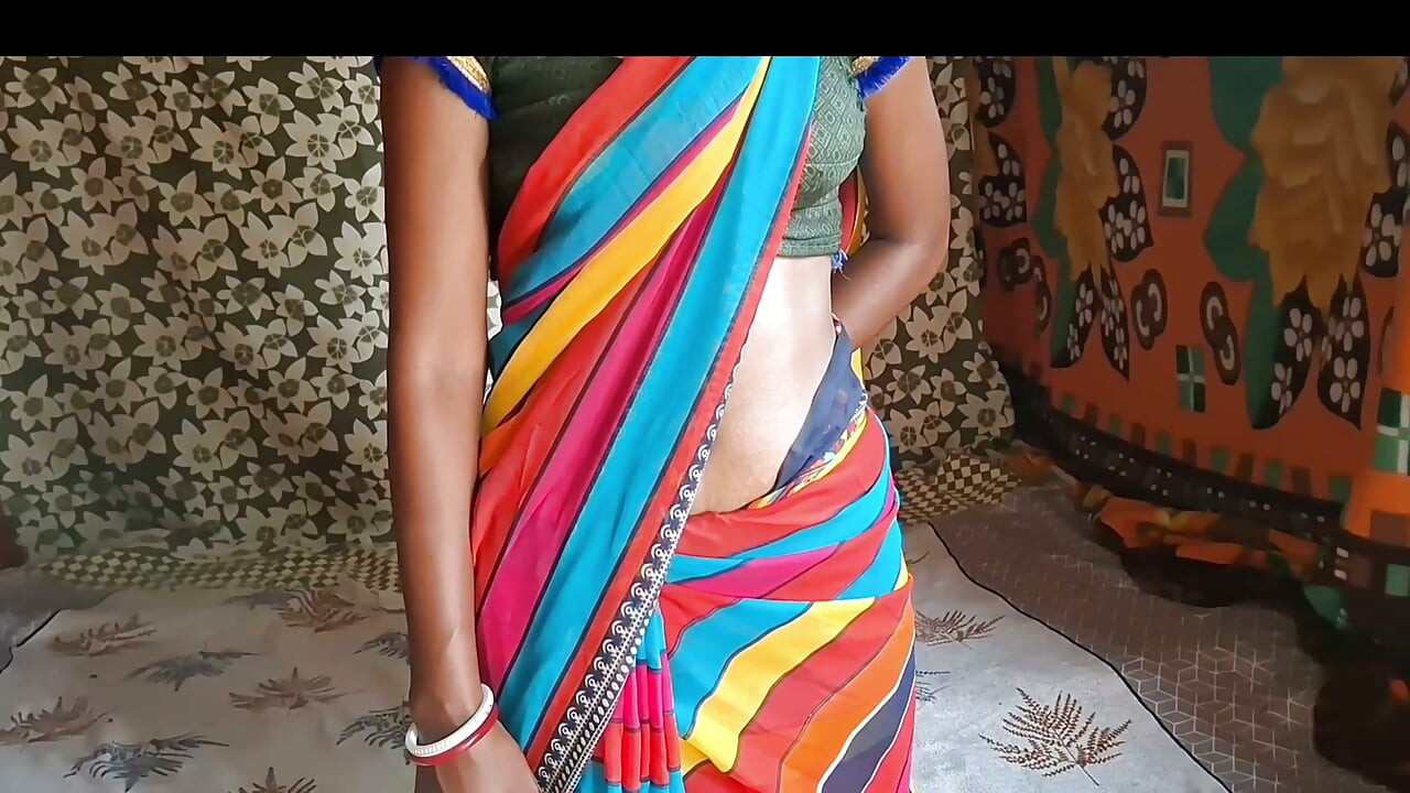 Tía, vestida con un sari rojo, se acerca a crear un momento hermoso y romántico lleno de amor sexo anal
