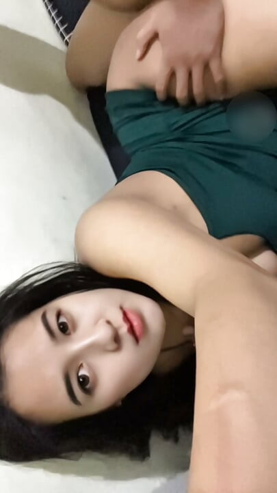Mengongkek ibu muda dengan pepek montel dan tetek besar di rumah jiran.