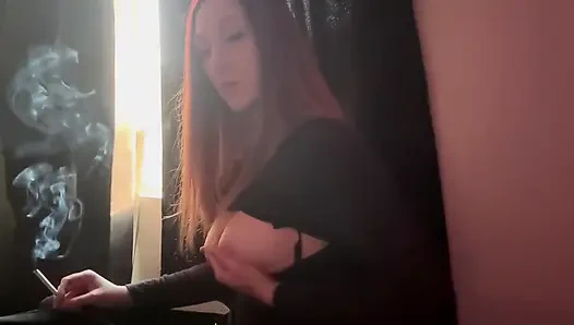 Игра с дилдо курю сигарету с большими сиськами