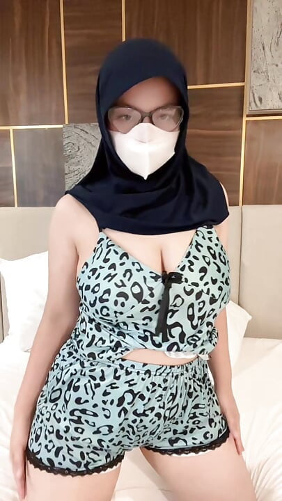 내 여자친구가 유혹적인 잠옷을 입고 침대에서 놀고 있어