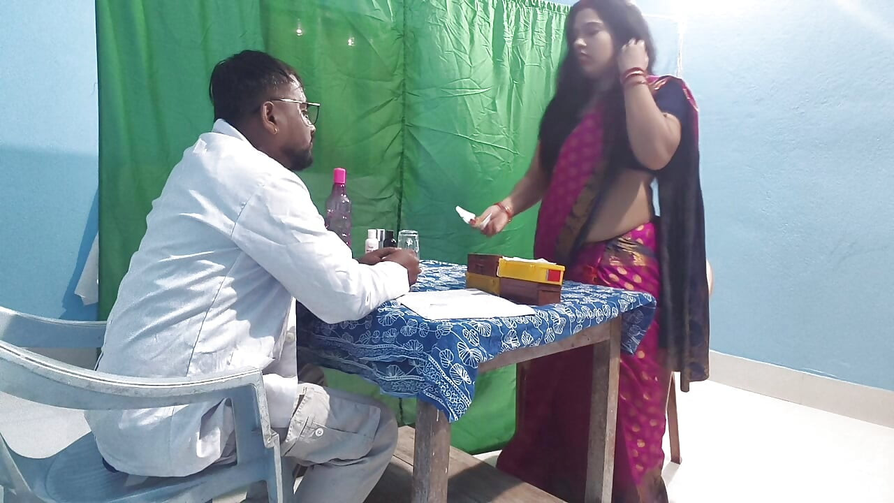 Tía bengalí caliente follando por médico, cuando fue a la clínica