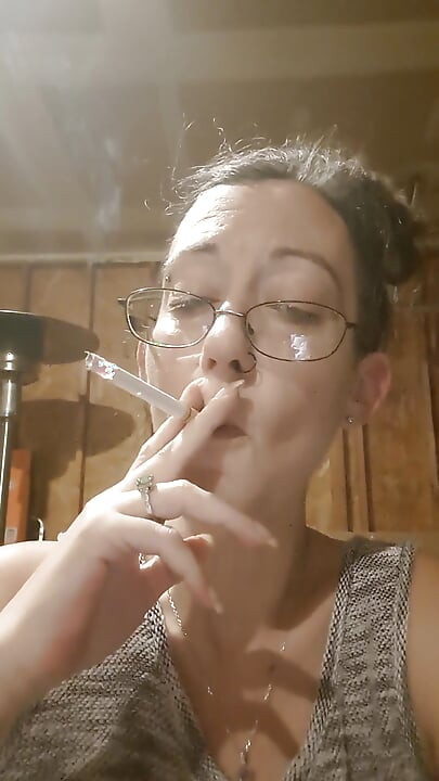 Megera gostosa fumando
