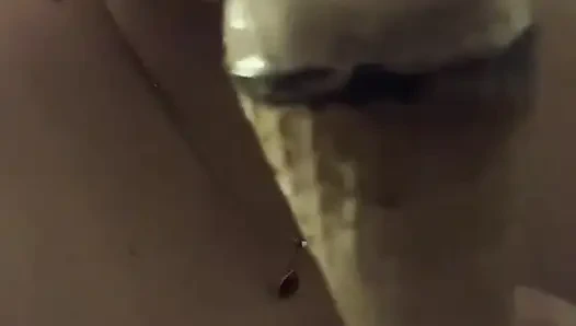 İri güzel kadın hayran dondurma yalama isteği