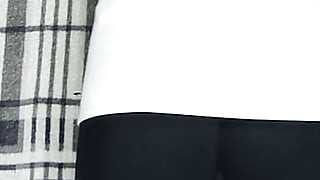 Low-rise pants with large buttons
