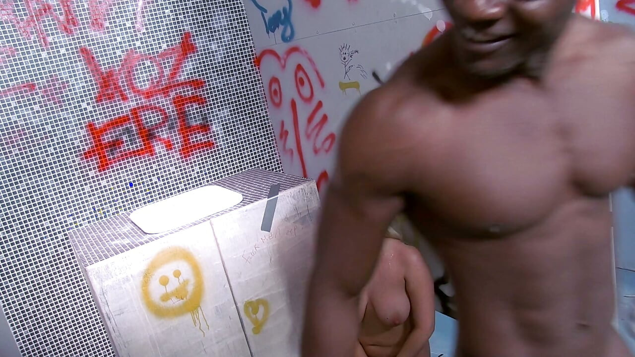 Geile blondine mit dickem arsch wird von BBC-typen im badezimmer gefickt