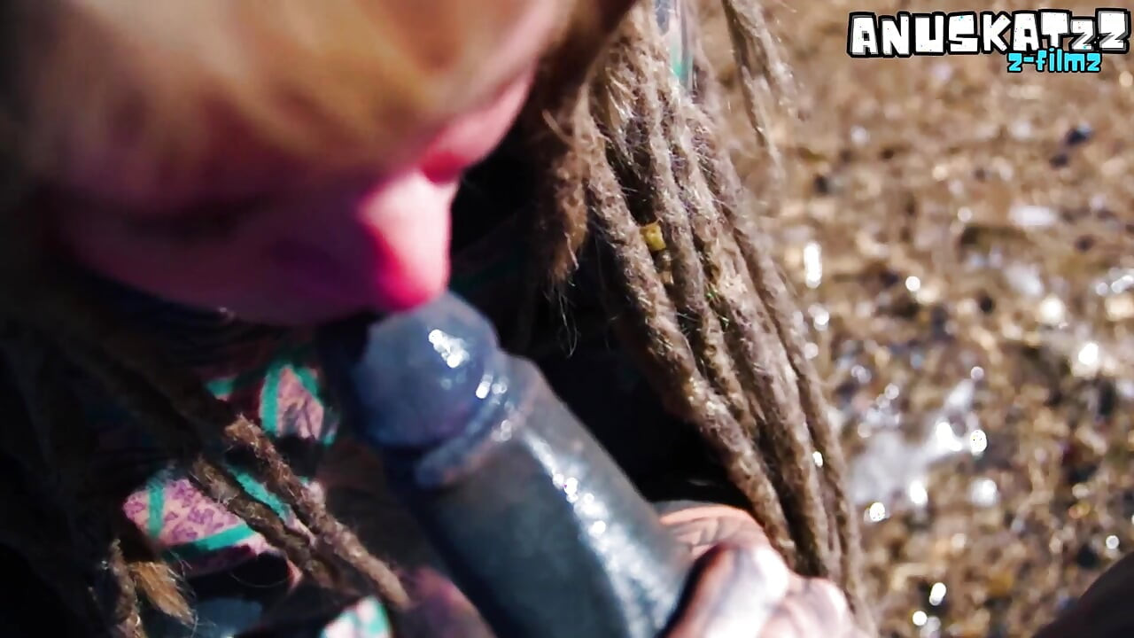 Mamada en primer plano de playa pública - sunny y diversión desordenada al aire libre