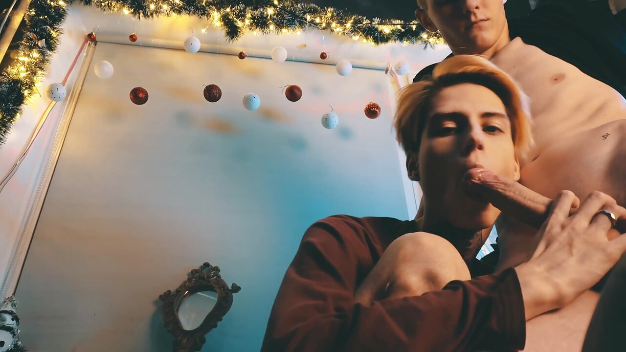 Sweet couple of guys had hot sex on the eve of Christmas