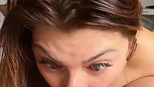 Ngentot gadis nakal yang aduhai Cewek itu suka banget mukanya dicrot sperma.