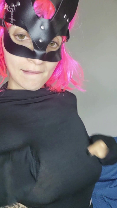 Rozkoszuj się moim pragnieniem maską koteczka i dużymi piersiami