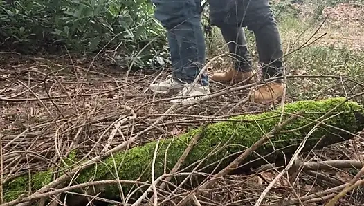 Жена-милфа в лесу в настоящем любительском видео.