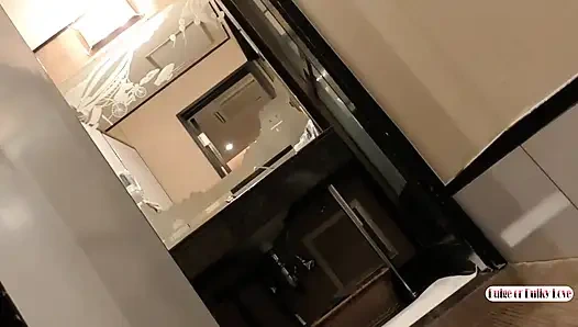 Sebuah pesan mendadak memunculkan reuni yang sembroh, sofa heat memudar ke uap sebelum gairah tersulut lagi