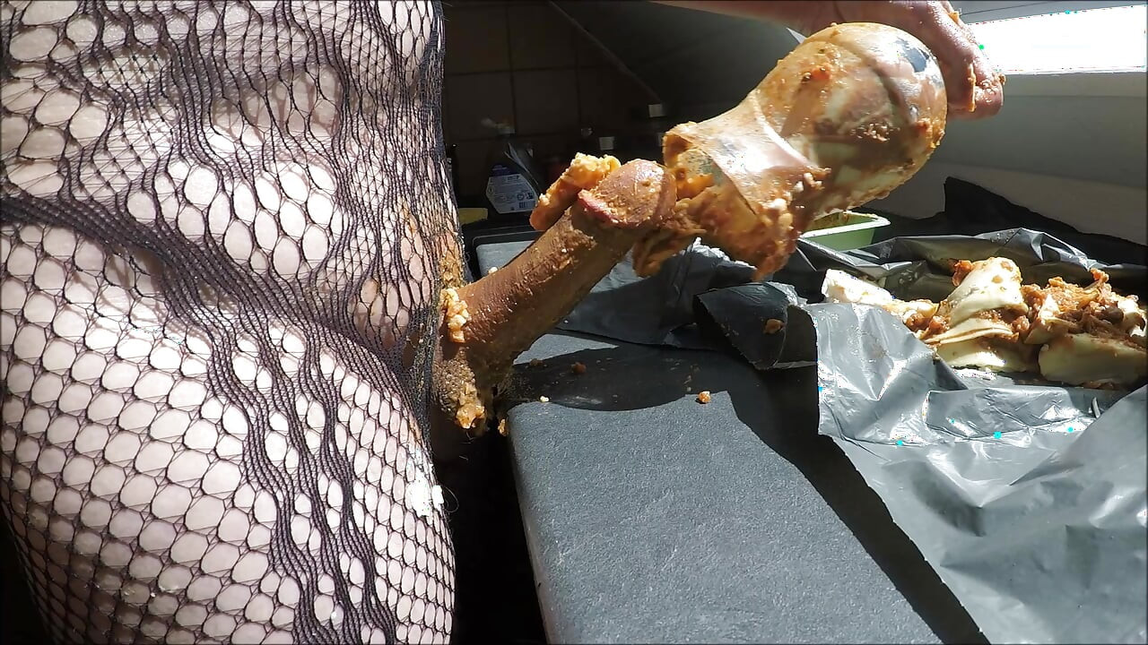 Nagy magömlés étel baszása után (lasagna)