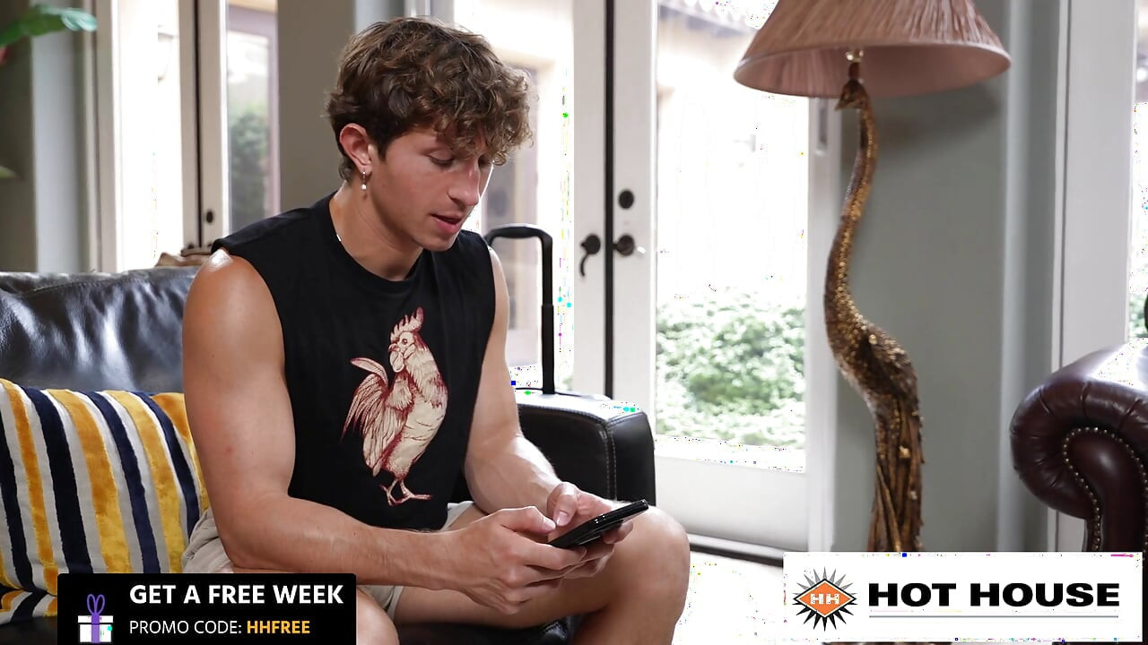 HOT HOUSE - Greyson Myles Greets Quin Quire Ass Up for Bareback