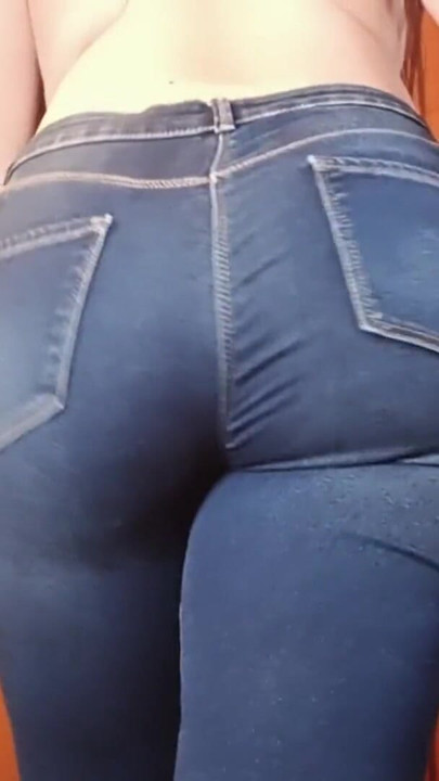 Pawg walking in blue jeans | Clip 2