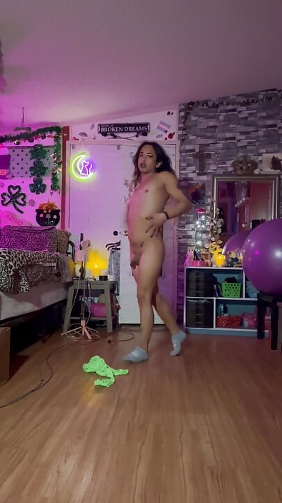 Гарненька, коли плачеш від чуттєвого оголеного танцю