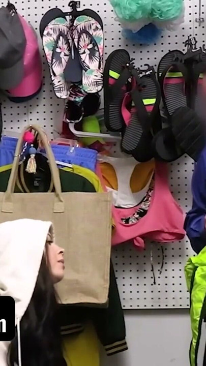 Çaresiz genç hırsız, kayıp önleme görevlisine bir çıkış yolu için yalvarıyor - shoplyfter | Klip 1