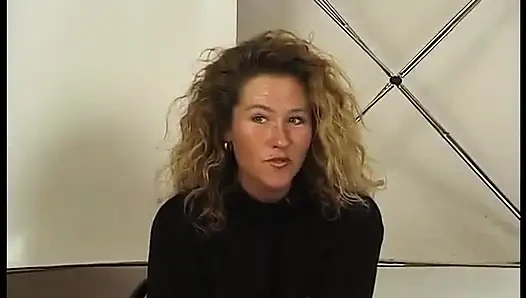 Зрелая дама-брюнетка жестко сосет ван на кастинге