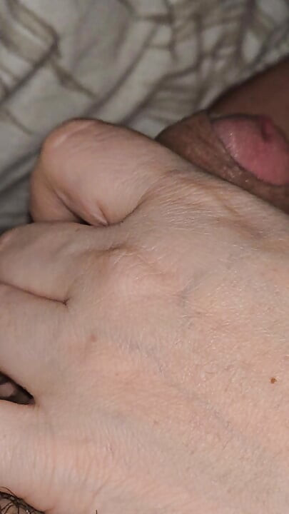 Mama vitregă face laba fiului vitreg indian cu pula mare în erecție pentru distracție