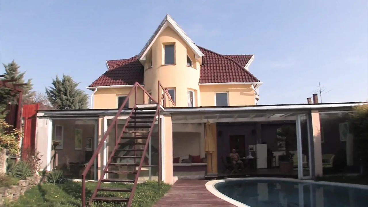 60岁的老奶奶在花园里乱搞