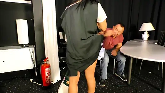 Güzel esmer yarağını sert emiyor