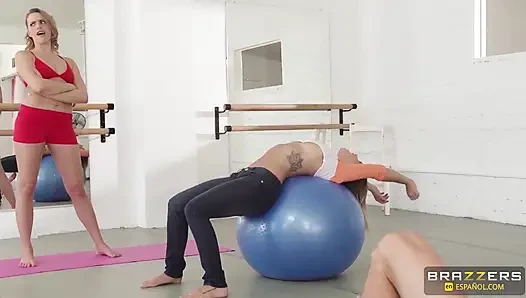 Brazzers - Der kampf für Johnny Sins in einer Yoga-session wird zu einem dreier
