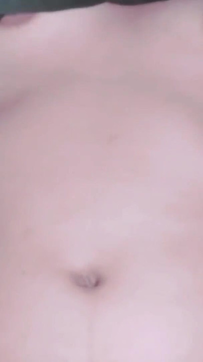 Prekrasna, sitna indonezijska djevojka vodi ljubav sa svojim budućim dečkom u svojoj unajmljenoj kući. | Isječak 2