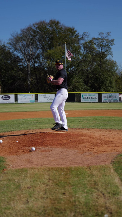 Baseball jock visar stor oklippt kuk