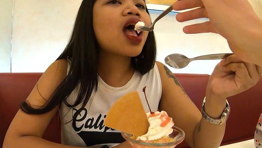 Dicker thailändischer Amateur-Teenager von ihrem Freund gefickt, nachdem er Eis gegessen hat