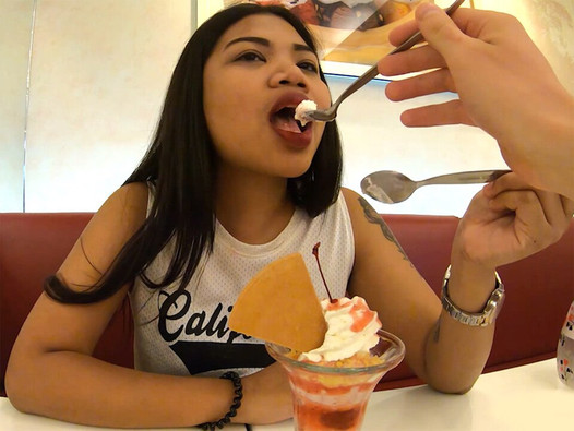 Grande culo amateur tailandés adolescente follada por su novio después de tener helado