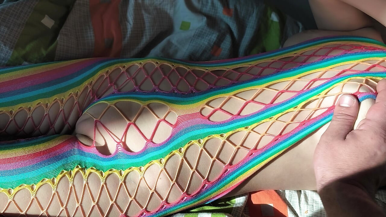 Seksi kostümlü üvey kız kardeş sıkı bakire amına dokunmama ve anahattını izlememe izin veriyor