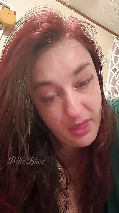 Lutte contre la constipation dans les toilettes, gros plan sur mon visage avec désespoir et pleurs par Bella Blast