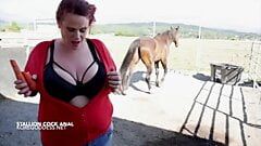 Une femme excitée aux seins énormes prend une énorme bite fantastique au fond de son cul