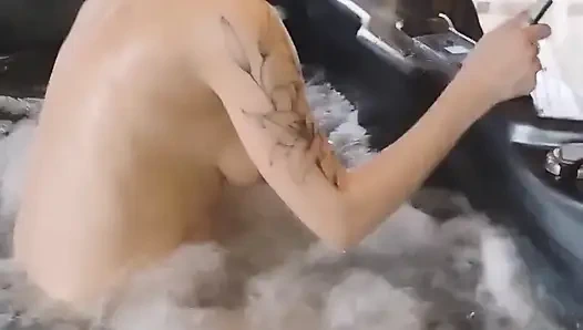 Santai di jacuzzi, mereka lagi pijat toketku