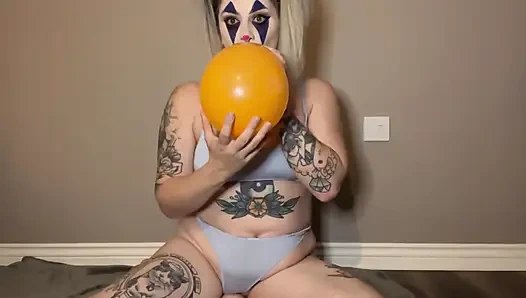 Gadis badut ditzy dientot dari balon dan bugil