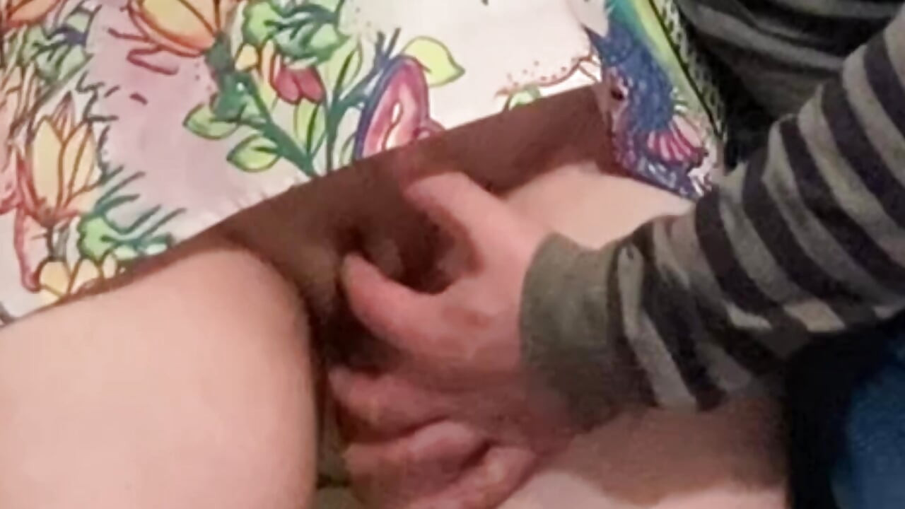 Memekku di-fingering sama pacarku di depan umum