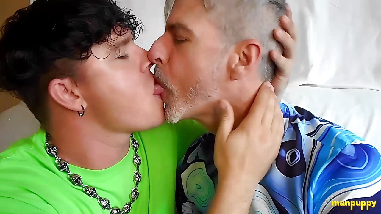 ManPuppy ريتشارد لينوكس وليو بلو يتشاركان جلسة مكياج مكثفة مع صبي الأب