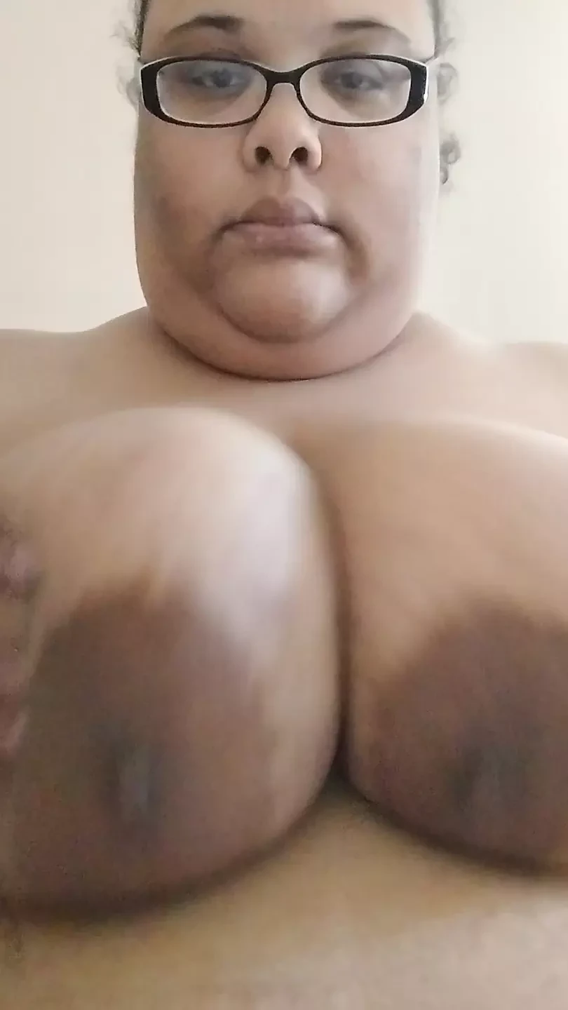 Guardami giocare con le mie grandi tette